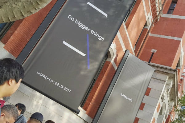 La foule se presse devant le centre de conférences où le Note 8 s'apprête à être présenté - Galaxy Note 8 ©01net.com La foule se presse devant le centre de conférences où le Note 8 s'apprête à être présenté - Galaxy Note 8 ©01net.com
