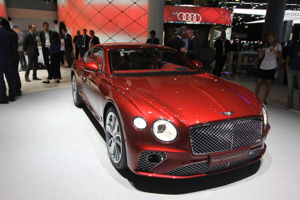 La Bentley Continental GT attire aussi les regards - Salon de Francfort ©G.Bardou/Linternaute.com La Bentley Continental GT attire aussi les regards - Salon de Francfort ©G.Bardou/Linternaute.com