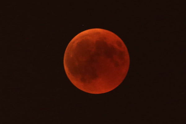 Décryptage du phénomène de Lune de sang - Eclipse de lune 2018 ©Claude Paris/AP/SIPA Décryptage du phénomène de Lune de sang - Eclipse de lune 2018 ©Claude Paris/AP/SIPA