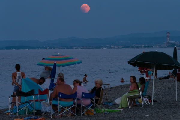 Prochaine éclipse de lune - Eclipse de lune 2018 ©Alfonso Di Vincenzo / IPA/SIPA Prochaine éclipse de lune - Eclipse de lune 2018 ©Alfonso Di Vincenzo / IPA/SIPA