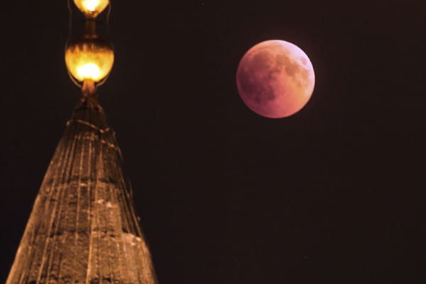 La Lune de sang vue d'Istanbul en Turquie - Eclipse de lune 2018 ©Emrah Gurel/AP/SIPA La Lune de sang vue d'Istanbul en Turquie - Eclipse de lune 2018 ©Emrah Gurel/AP/SIPA