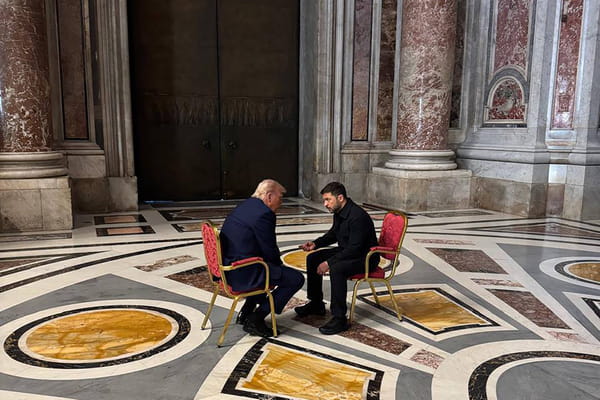 Donald Trump et Volodymyr Zelensky dans la basilique Saint-Pierre - Obsèques du pape François © Donald Trump et Volodymyr Zelensky dans la basilique Saint-Pierre - Obsèques du pape François ©