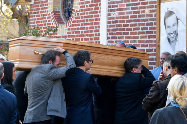 Jean Dujardin porte le cercueil de Bruno Salomone dans l'église - Obsèques de Bruno Salomone ©Cyril Pecquenard/SIPA Jean Dujardin porte le cercueil de Bruno Salomone dans l'église - Obsèques de Bruno Salomone ©Cyril Pecquenard/SIPA