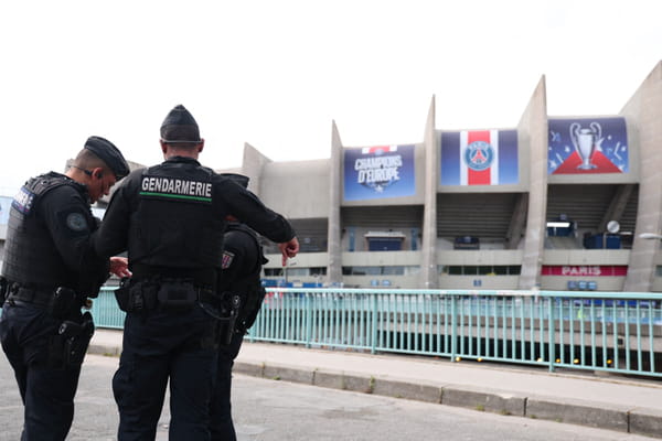 Des forces de l'ordre présentes - Défilé du PSG à Paris © Des forces de l'ordre présentes - Défilé du PSG à Paris ©