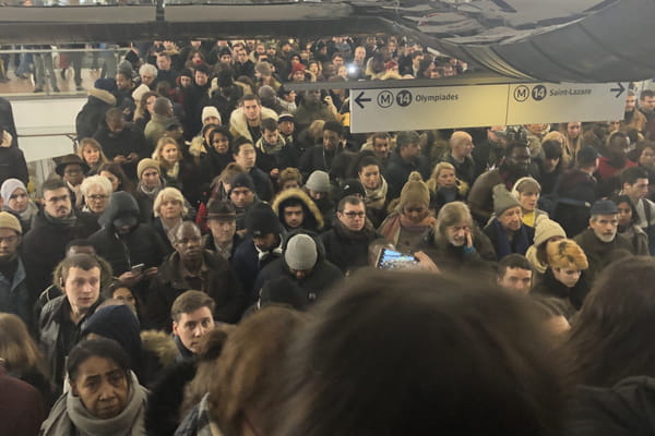 La ligne 14 saturée de monde, la sortie bloquée à Châtelet - Grève SNCF RATP © La ligne 14 saturée de monde, la sortie bloquée à Châtelet - Grève SNCF RATP ©