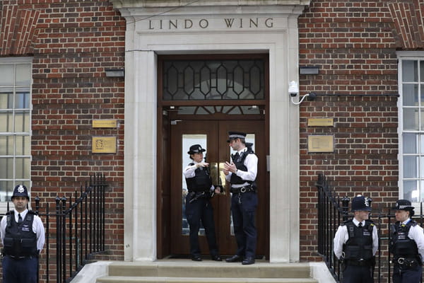 Le prince William vient de sortir de la clinique - Kate va donner naissance à son troisième bébé © Le prince William vient de sortir de la clinique - Kate va donner naissance à son troisième bébé ©