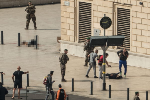 Des photos choc de l'attentat de Marseille diffusées par l'AFP - Attentat Marseille ©PAUL-LOUIS LEGER / AFP Des photos choc de l'attentat de Marseille diffusées par l'AFP - Attentat Marseille ©PAUL-LOUIS LEGER / AFP
