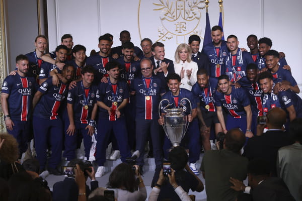 Sourire aux lèvres - Défilé du PSG à Paris © Sourire aux lèvres - Défilé du PSG à Paris ©