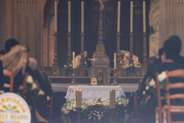 Le cercueil de Thierry Ardisson à l'intérieur de l'église - Obsèques de Thierry Ardisson ©