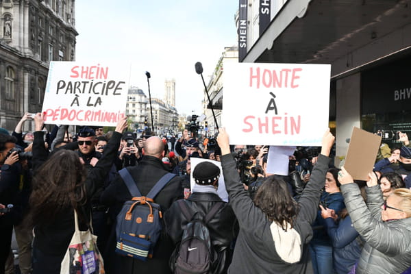 Une mobilisation de contestation contre l'arrivée de Shein devant le BHV - Ouverture de Shein à Paris ©Jeanne Accorsini/SIPA
