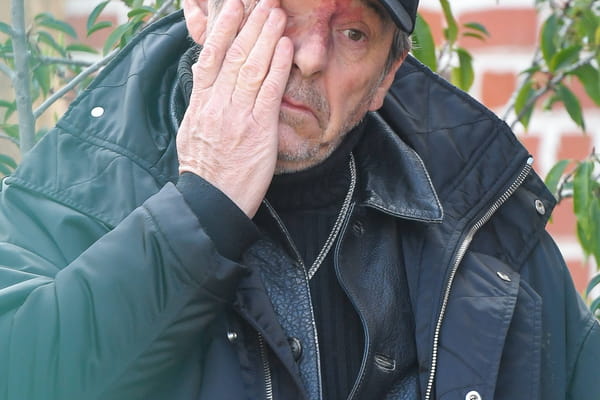 Jean-Luc Reichmann essuie ses larmes - Obsèques de Bruno Salomone ©Cyril Pecquenard/SIPA Jean-Luc Reichmann essuie ses larmes - Obsèques de Bruno Salomone ©Cyril Pecquenard/SIPA