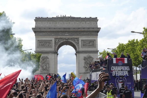 Une image gravée - Défilé du PSG à Paris © Une image gravée - Défilé du PSG à Paris ©