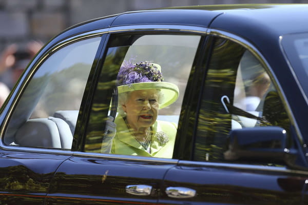 La reine Elizabeth II arrive - Mariage prince Harry ©Gareth Fuller/AP/SIPA La reine Elizabeth II arrive - Mariage prince Harry ©Gareth Fuller/AP/SIPA