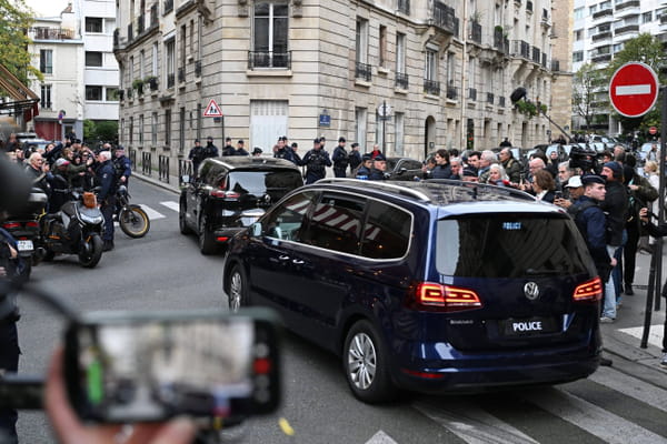Nicolas Sarkozy greeted by supporters - Sarkozy released from prison ©SIPA