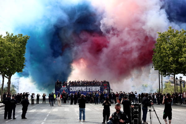 Un final bleu-blanc-rouge place de l'Etoile - Défilé du PSG à Paris © Un final bleu-blanc-rouge place de l'Etoile - Défilé du PSG à Paris ©