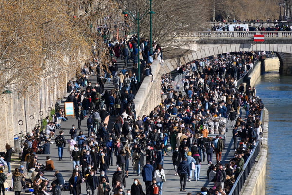 Marée humaine sur les quais de Seine ce week-end à Paris - Confinement en France ©Jacques Witt/SIPA Marée humaine sur les quais de Seine ce week-end à Paris - Confinement en France ©Jacques Witt/SIPA